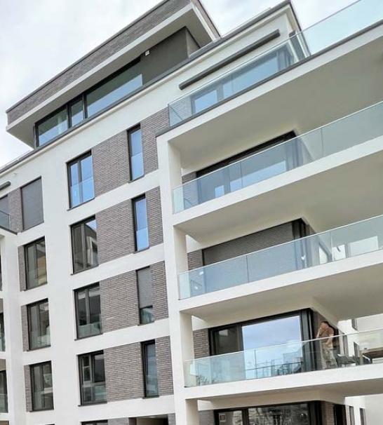 Wohnkomplexe mit Ganzglas-Geländer | 2023 April