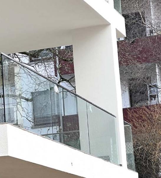 Wohnkomplexe mit Ganzglas-Geländer | 2023 Januar